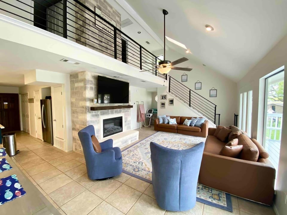 Living area with pull out sofa - queen size.