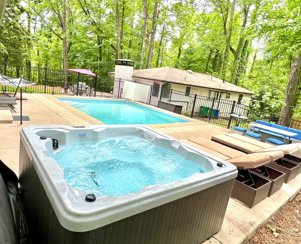 Pool ONLY open last weekend of Apr - Sep, HotTub open all year.