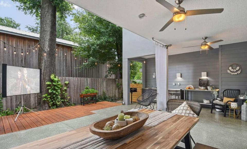 Large courtyard to enjoy movies under the stars