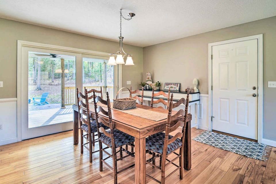 Dining Area | Dishware/Flatware Provided