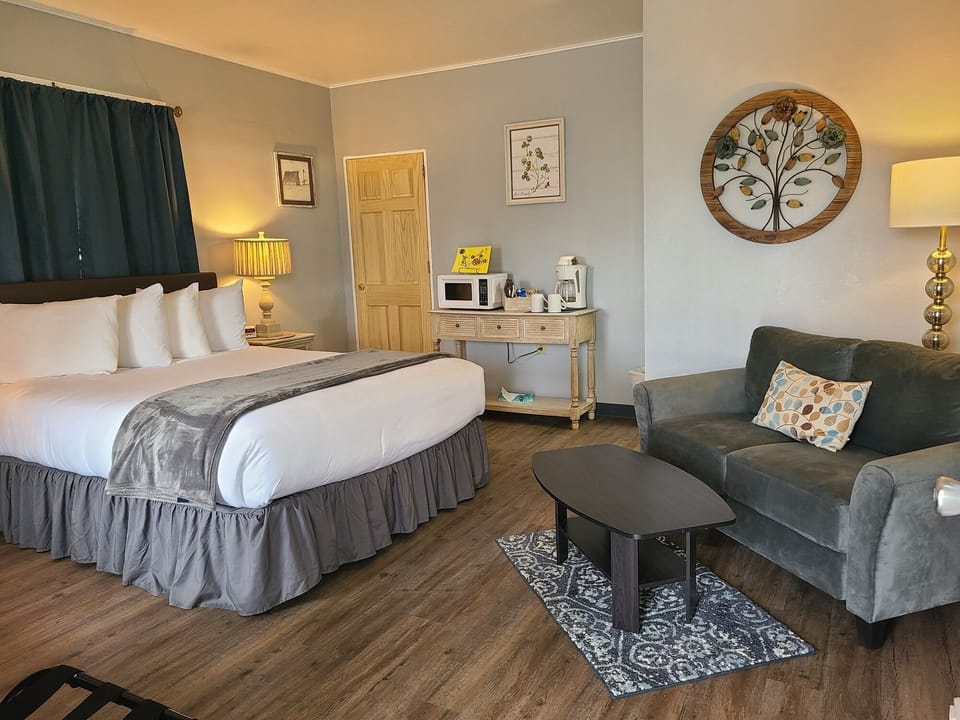 First bedroom with seating area