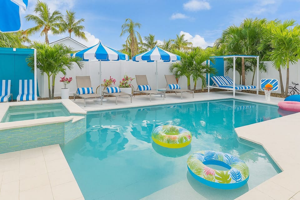 Heated Pool & SPA•Sun bed & loungers• Pool toys & Basket ball•Outdoor theater