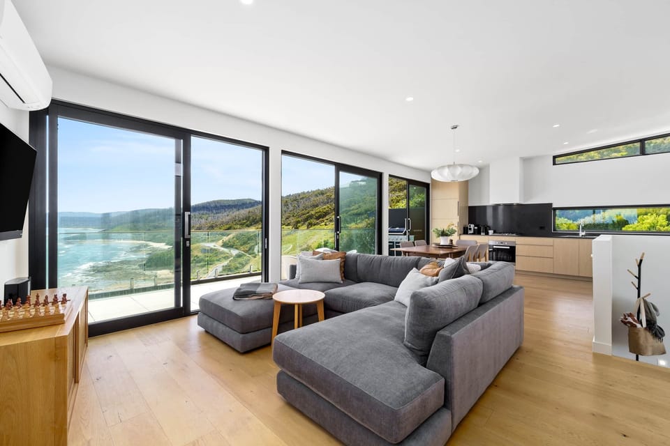Open plan living + entertaining