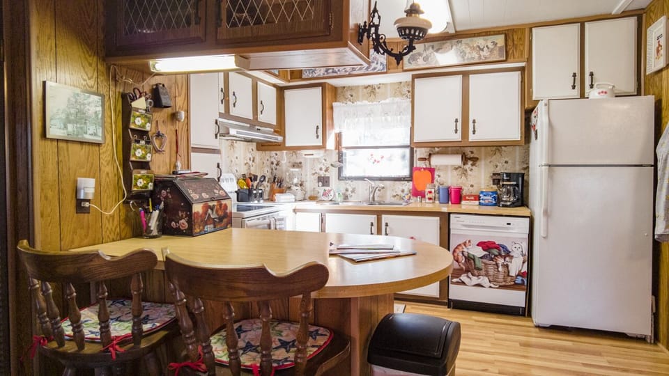Kitchen and Breakfast Bar