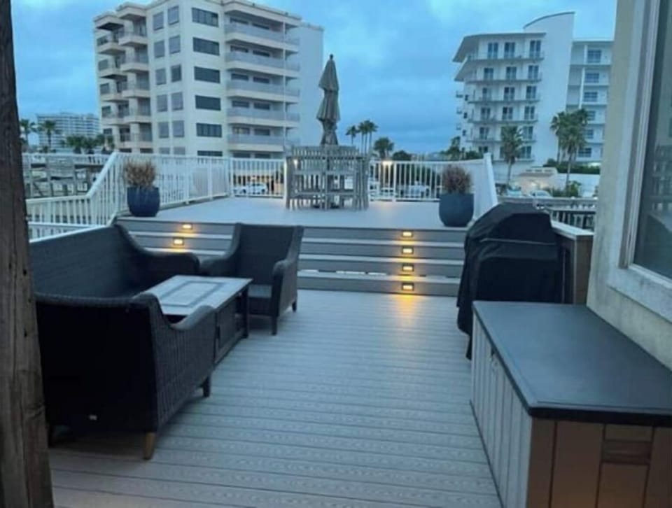 Spacious deck with 3 areas. Covered deck, lounging deck & Viewing deck. 