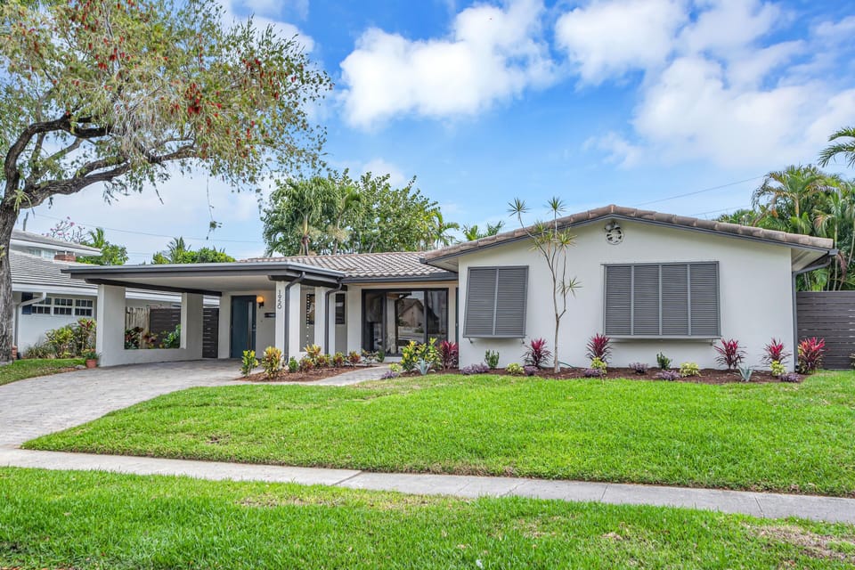 Perfect location! Close to the Airport, Beach and Port Everglades. The prestigious Harbour Inlet neighborhood is quiet and perfect for strolls  and bike rides. Short walk to the private beach.