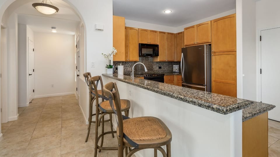 Breakfast bar with seating for 3