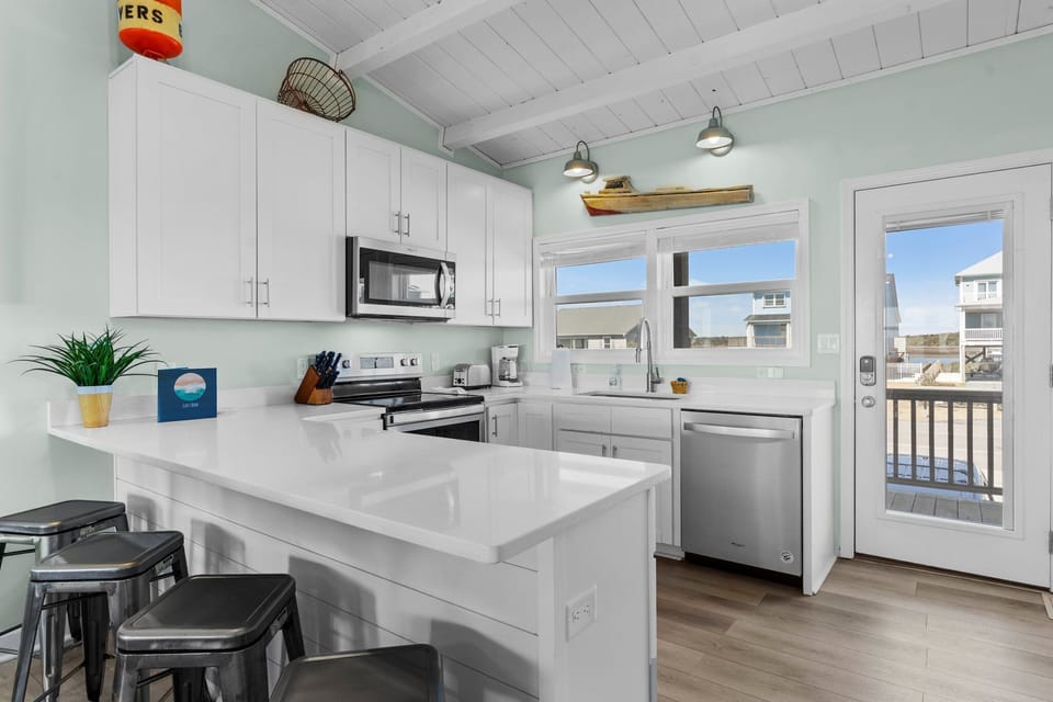 Kitchen with quarts counterrops and seating for 4.