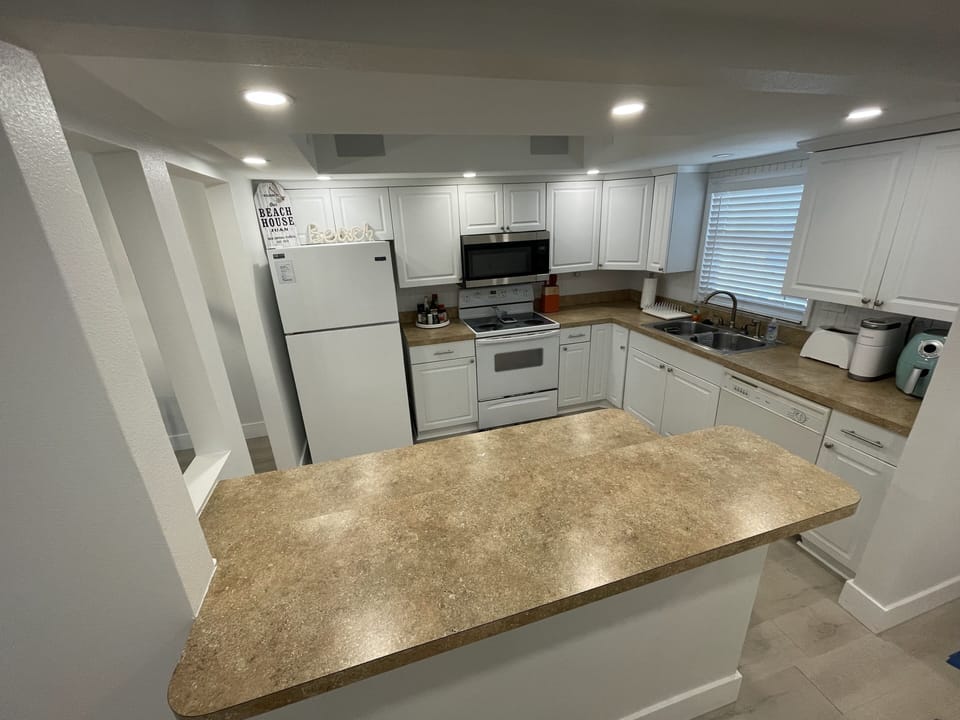 Kitchen - fully equiped with quality pots/pans small kitchen appliances etc