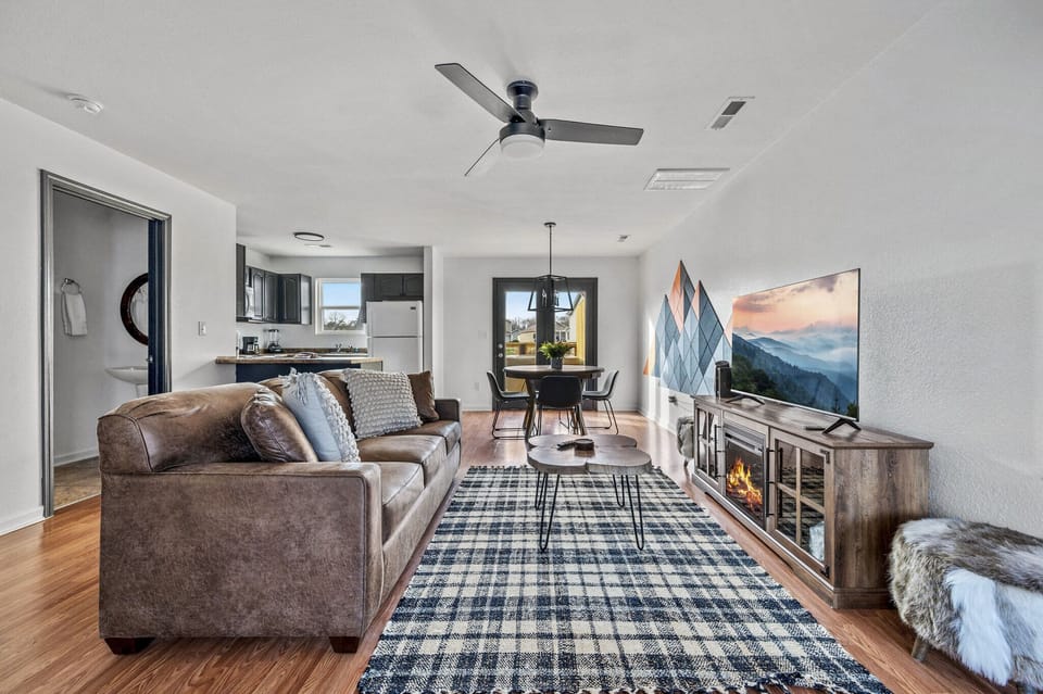 Cozy condo living in style. Comfort and relaxation await at our spectacularly inviting mountain retreat!