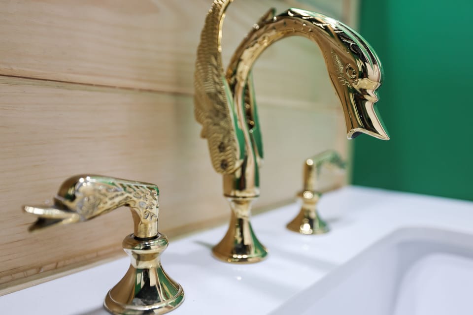 Hello Dahhhhhlinggg 
Nothing average in the guest bathroom!