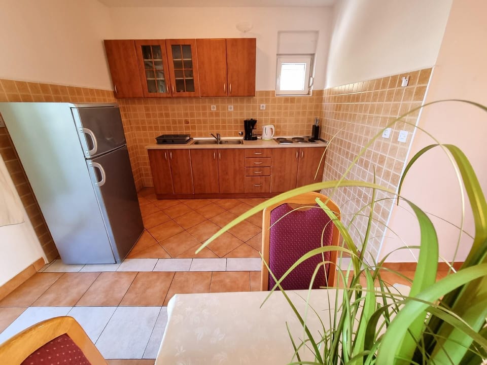 Kitchen area. kitchen