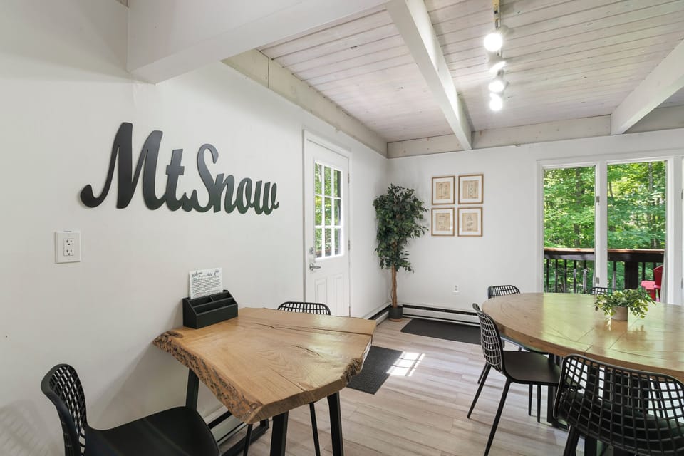 The dining area, plenty of space for 10, high chair included for the littles.