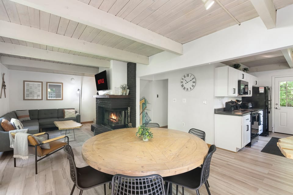 The dining area, plenty of space for 10, high chair included for the littles.