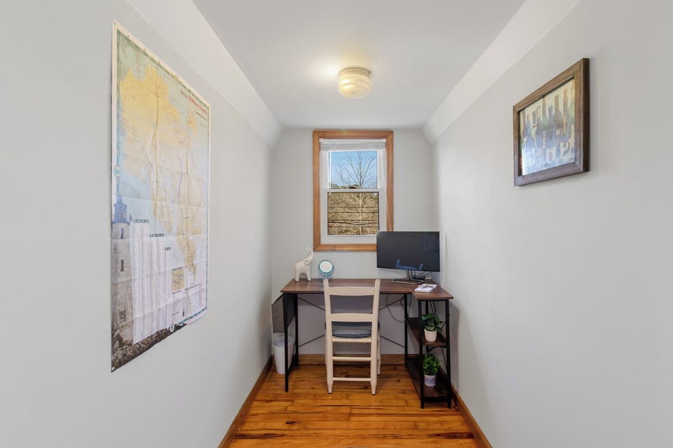 Work or play- dedicated work space with lightning fast wifi, monitor & HDMI cord