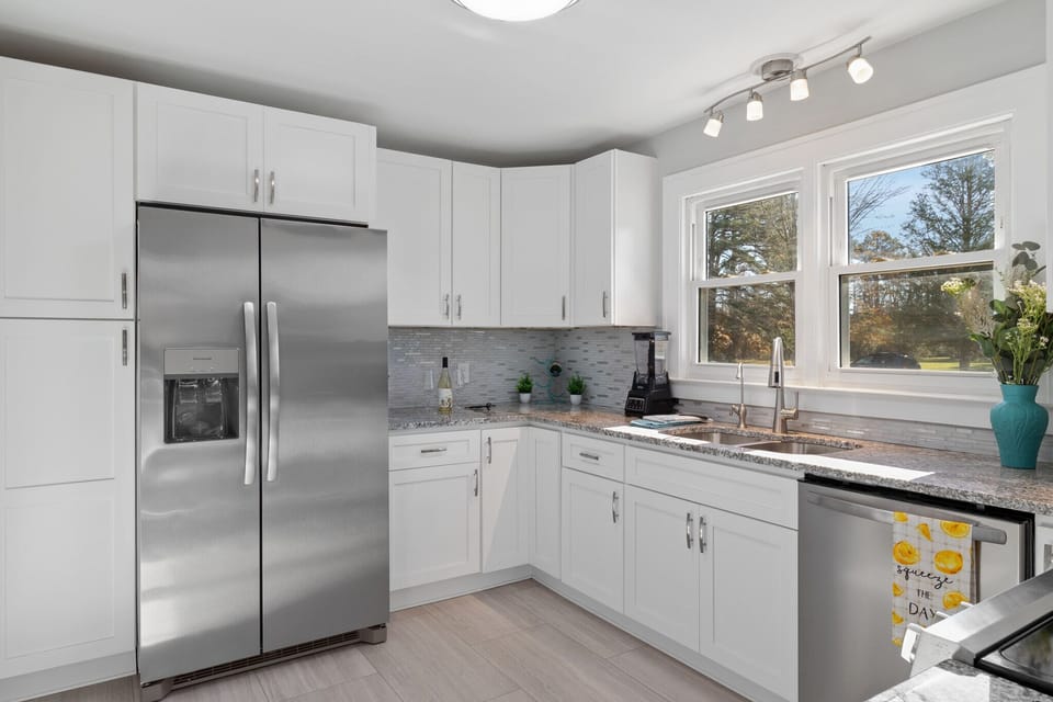 Updated kitchen & brand new water filtration system, better than bottled water