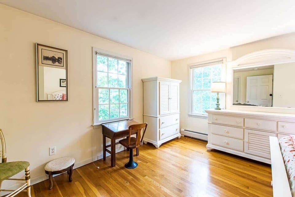 2nd Floor Queen Bedroom