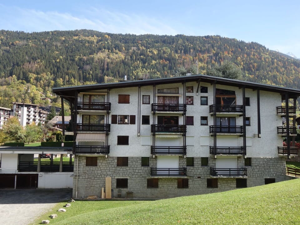 Sky, Window, Plant, Building, Land Lot, Mountain, Urban Design, Neighbourhood, Tree, Residential Area