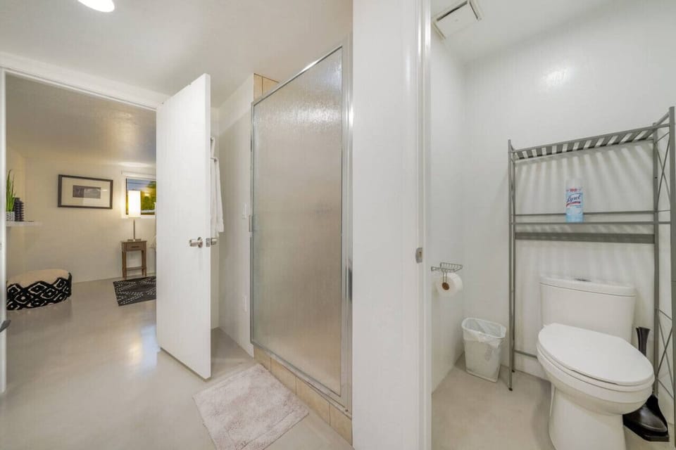 Primary bedroom`s en-suite bathroom