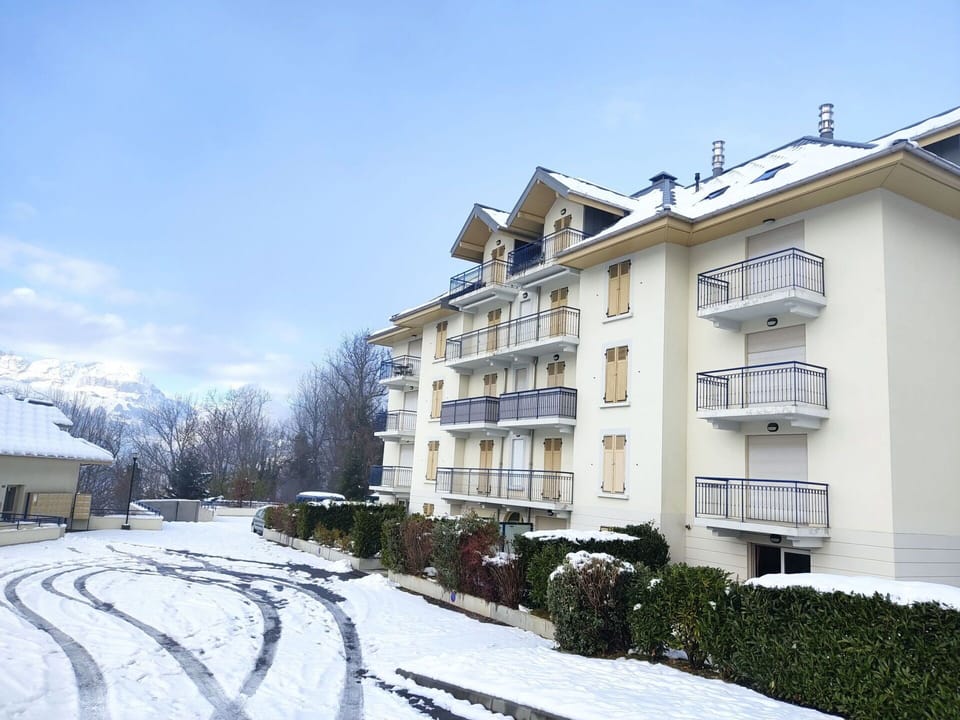 Residential Area, Home, Neighbourhood, Apartment, House, Roof, Human Settlement, Suburb, Winter, Condominium