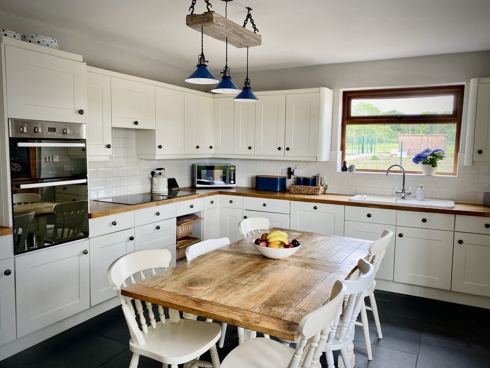 Kitchen with extending dinging table to accommodate 6 guests comfortably.