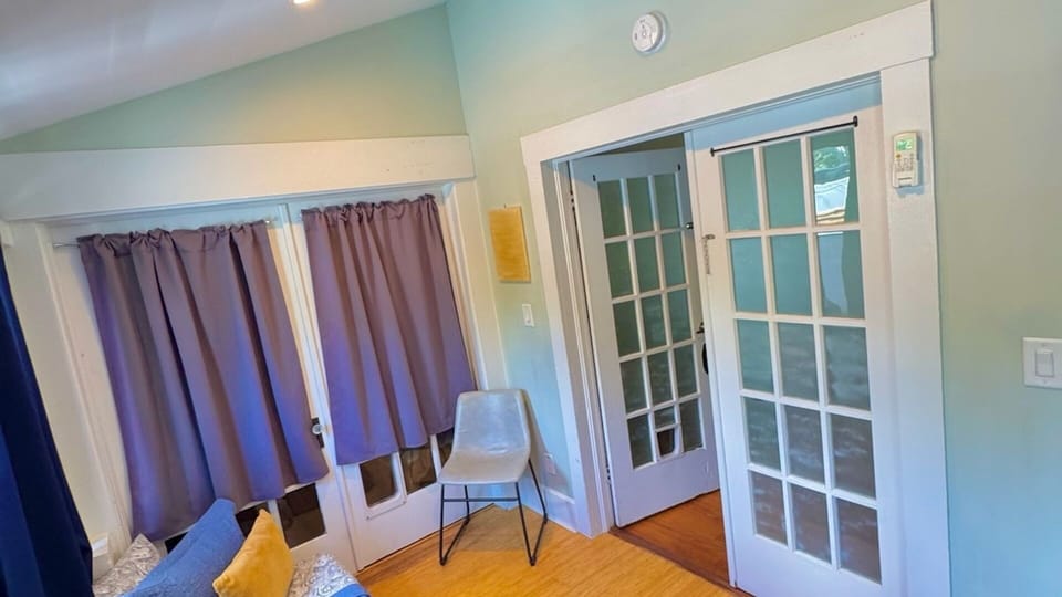 2 Twin beds downstairs