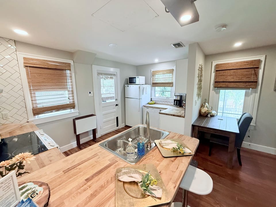 Full Kitchen with dishwasher