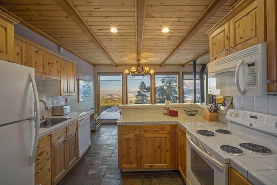 Fully equipped kitchen, all you need for eating in