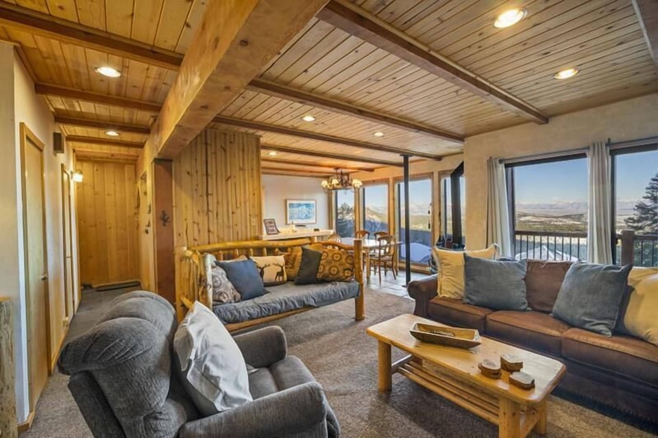 Wall to wall windows and light, panoramic views