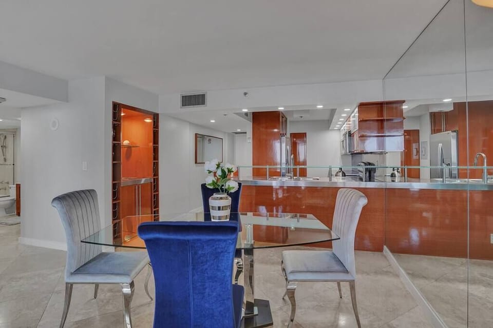 Dining area, fully equipped kitchen, front entry