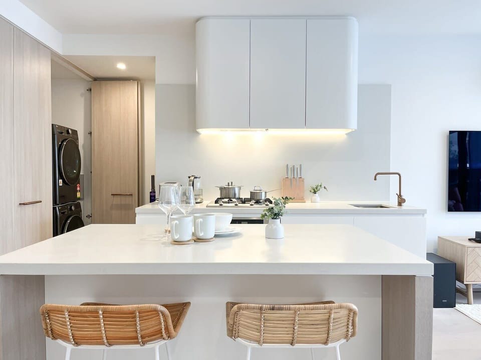 Full equipped open kitchen with wide dining bench