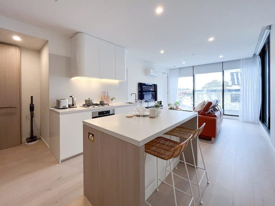 Full equipped open kitchen with wide dining bench