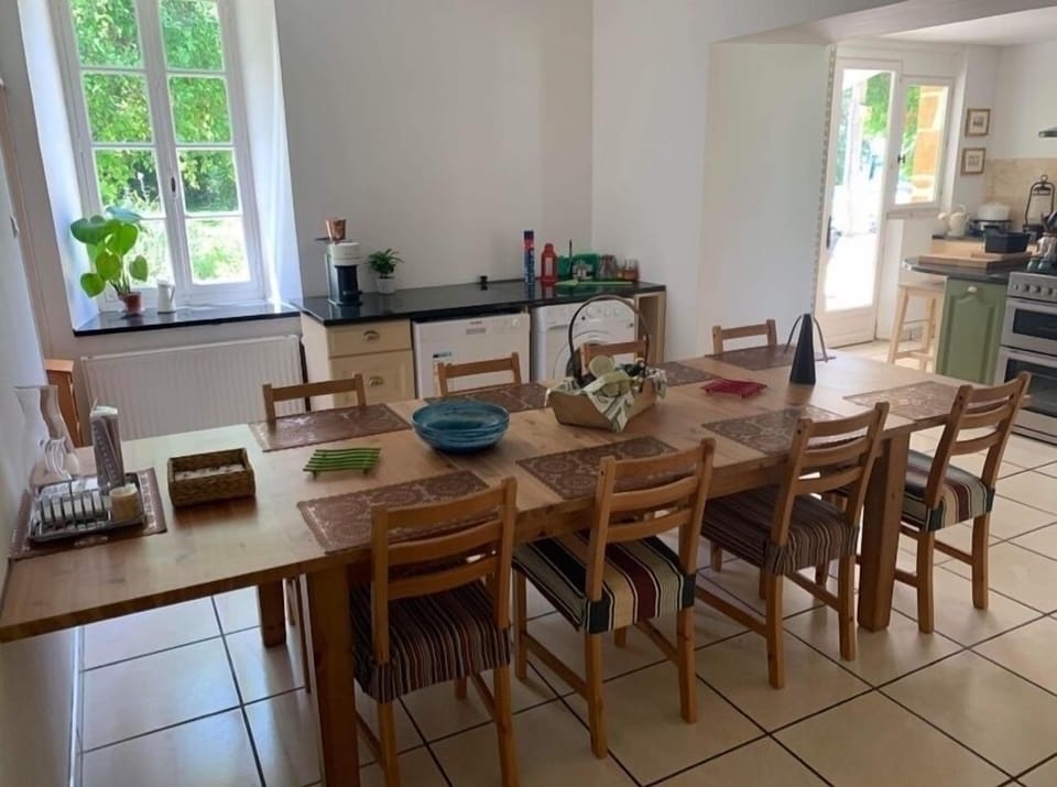 Seating for 10.
