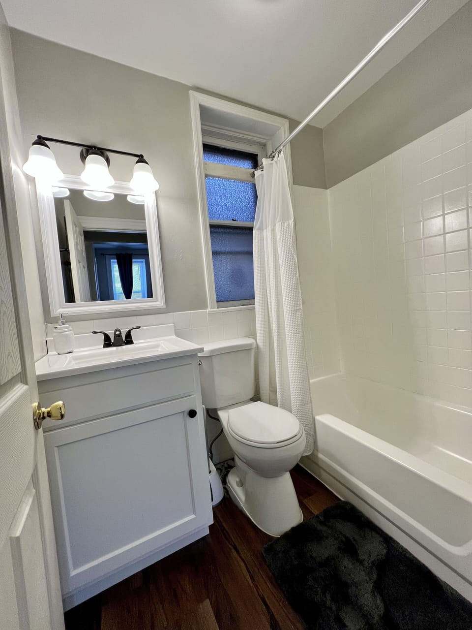 Full bathroom with tub/shower combo.