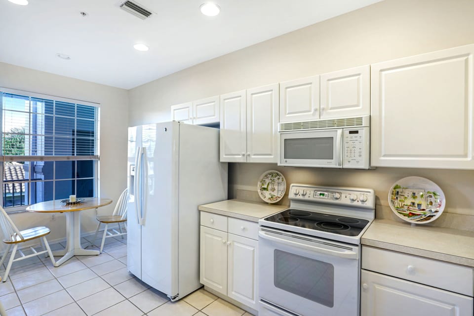 Well-equipped kitchen and breakfast nook.