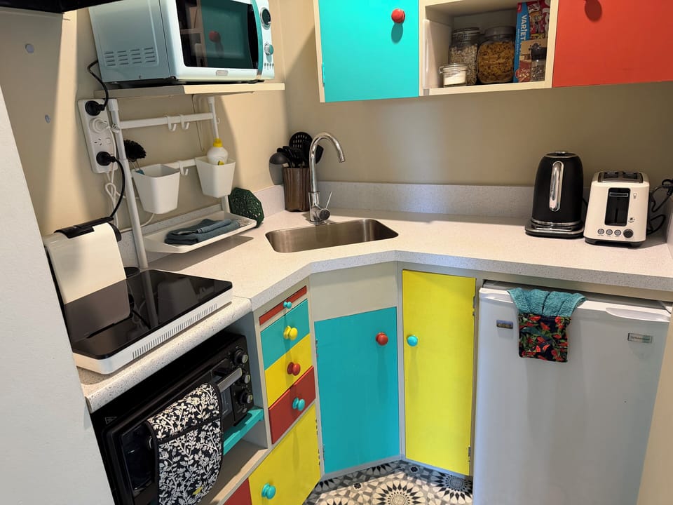 Retro kitchenette