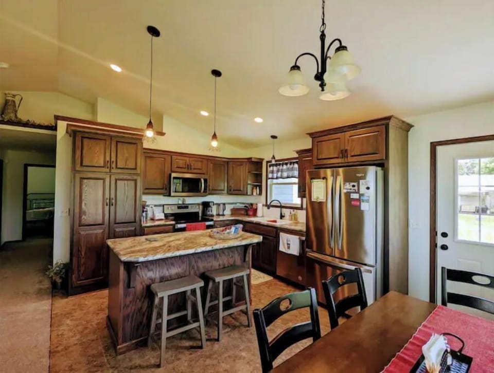 Equipped kitchen and island with bar