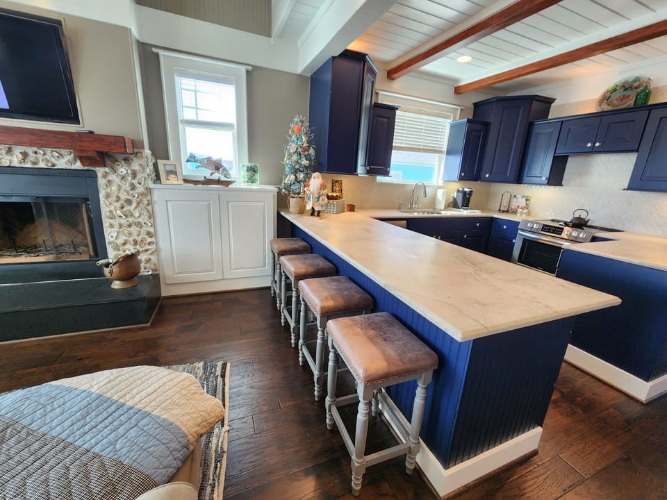 Kitchen bar with 4 seats