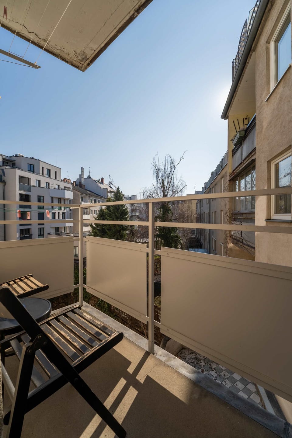 Private Balcony Overlooking Green Courtyard - Perfect for Morning Espresso or Evening Breeze in Vienna
