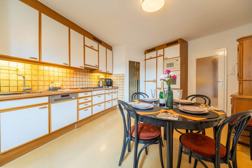 Fully Equipped Retro-Style Kitchen - Cook, Dine & Brew Fresh Coffee in Comfort