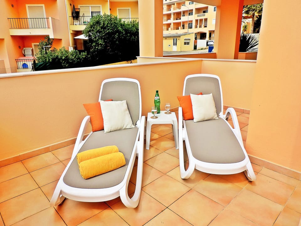 Second balcony with 2 sun loungers