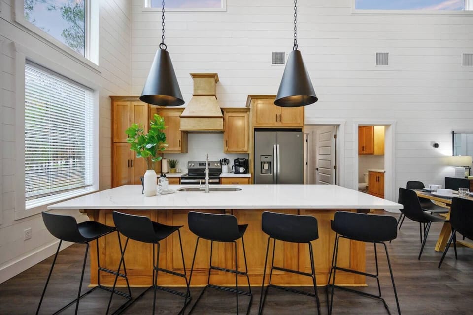 Our kitchen was set up to have everything you could want from a pizza pan to a griddle and instapot to a blender. 