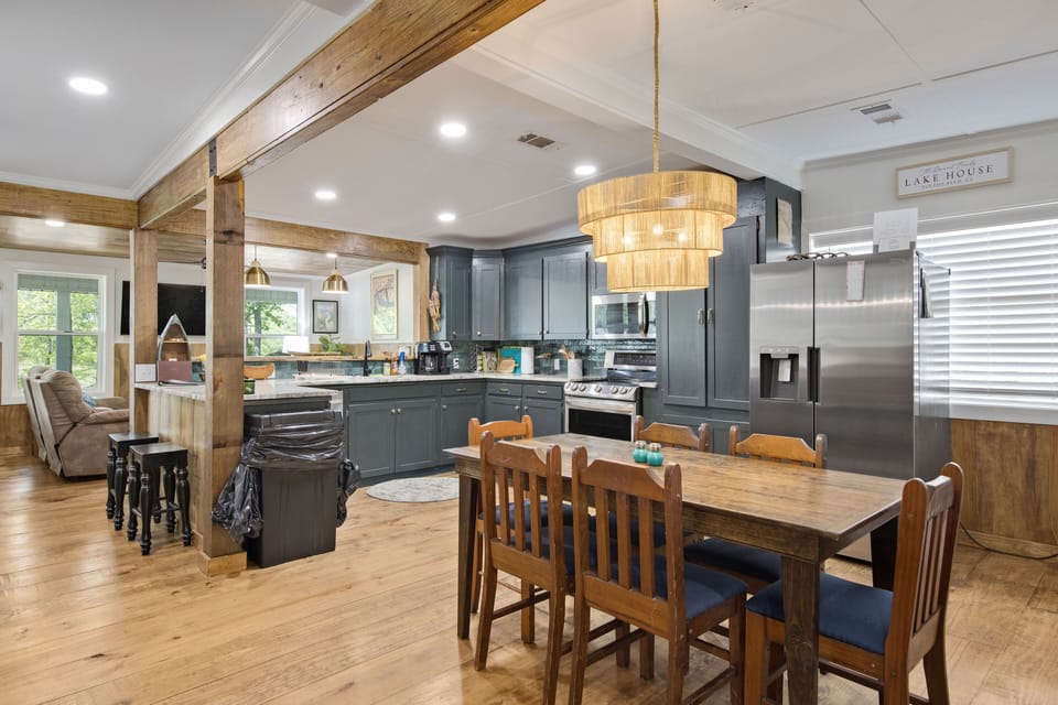 Kitchen/Dining.
