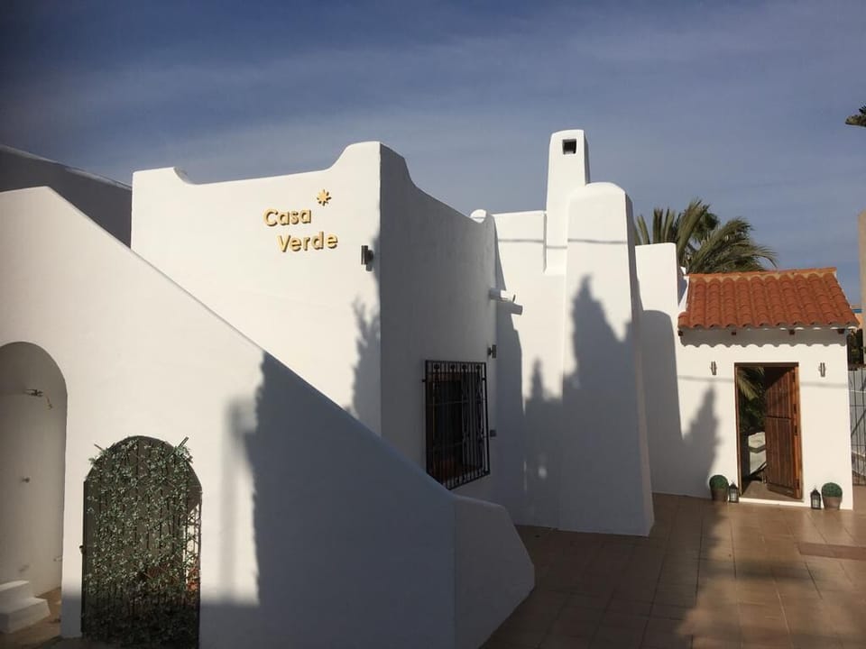 Front of villa and driveway