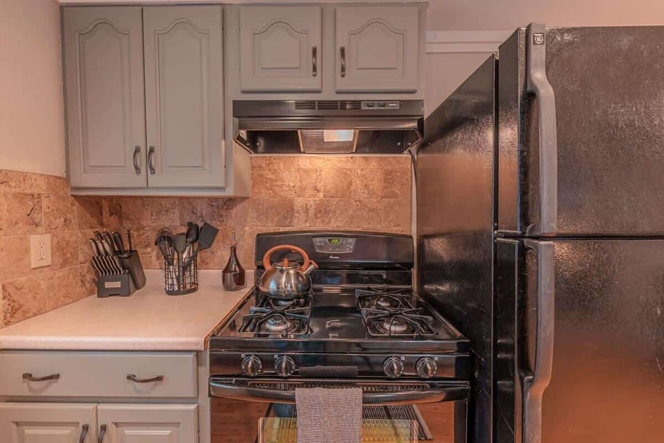 
Experience the joy of cooking in this inviting kitchen, featuring a 4-burner gas stove, oven, and a spacious fridge to keep your ingredients fresh. Perfect for food lovers who enjoy whipping up a feast!