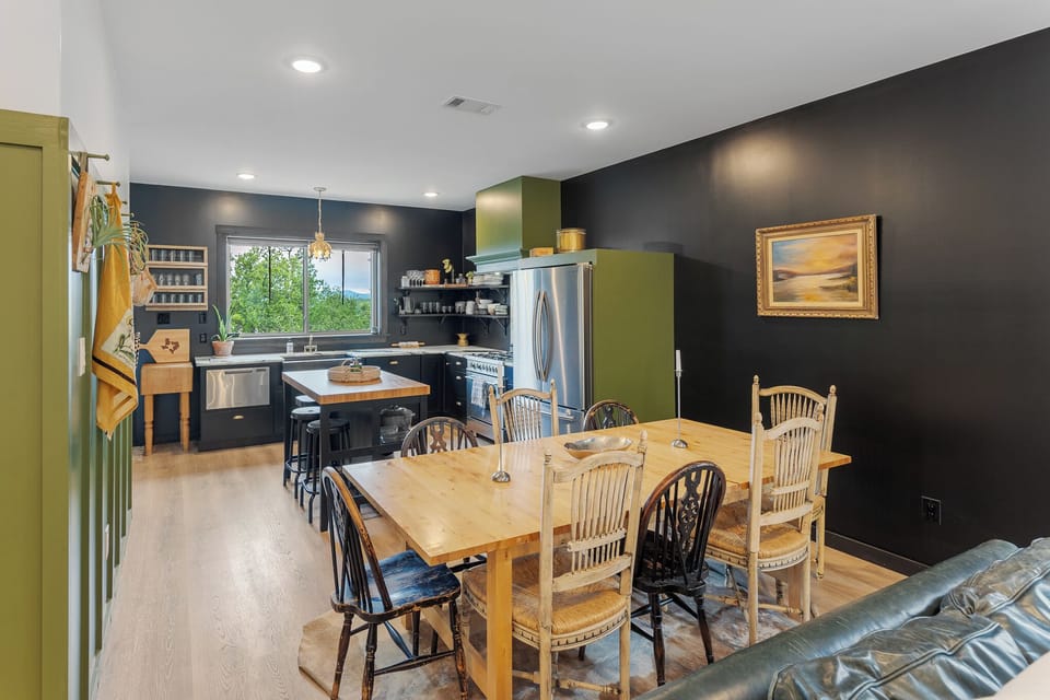 8-person Dining Table, Fully stocked Kitchen, Keurig K-Cups, French Press