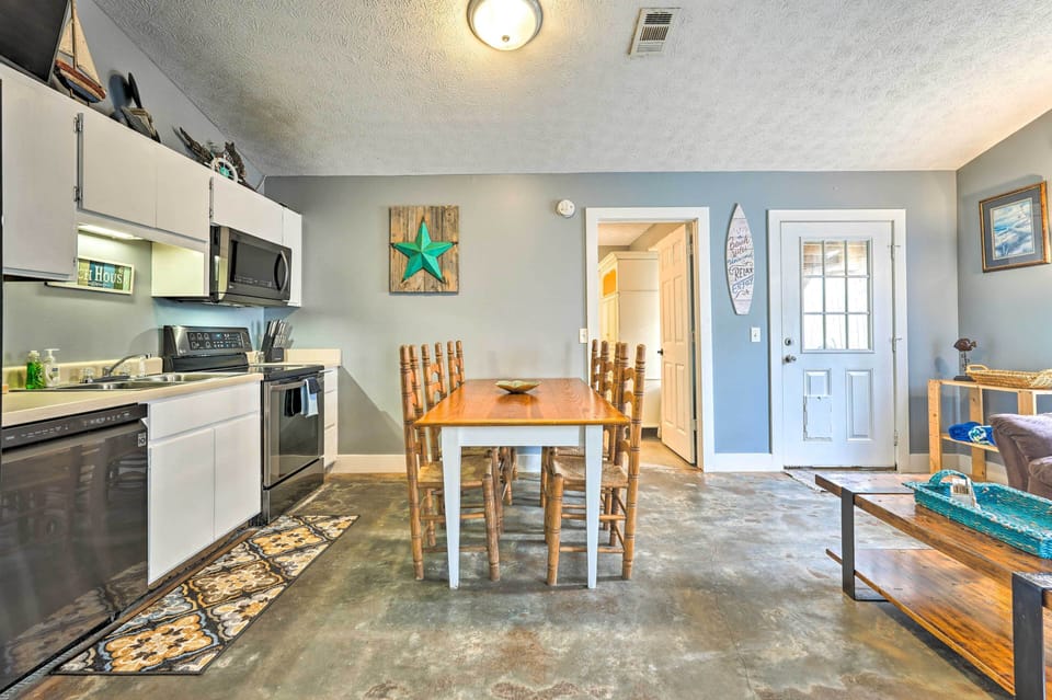 Dining Area | Dishware & Flatware Provided