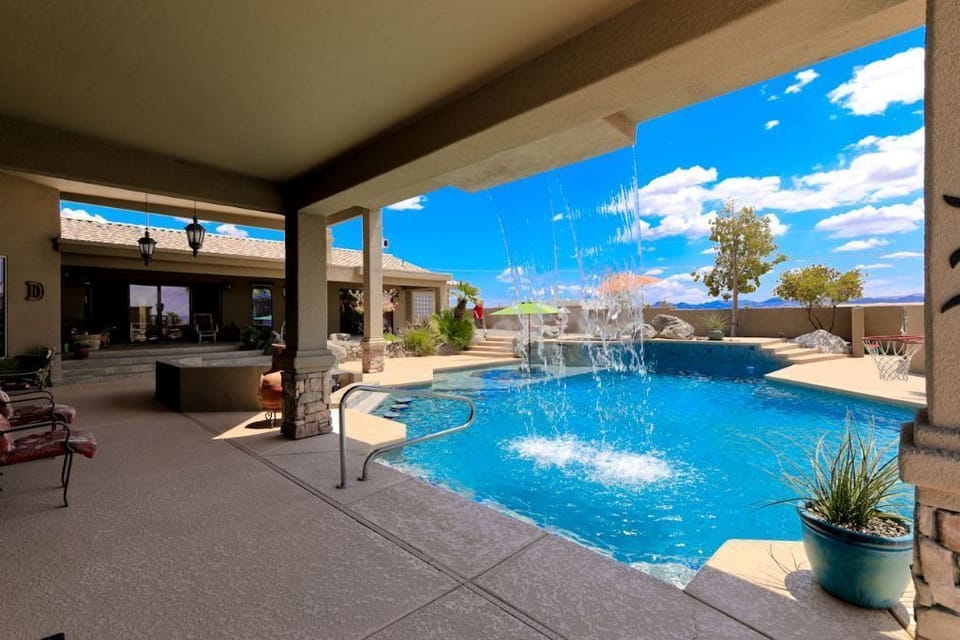 huge pool with swim up bar
