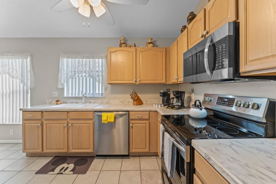 Full kitchen
