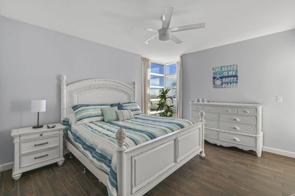 King bed with plenty of space and en suite